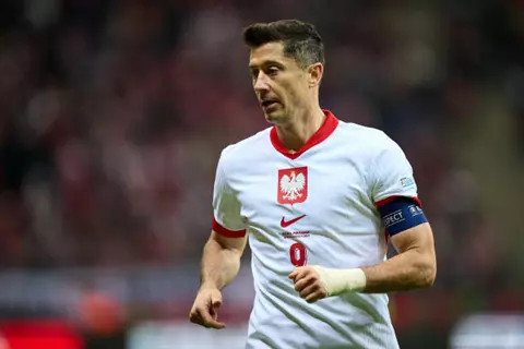 ليفاندوفسكي: أحلم بالهدف الـ100 مع منتخب بولندا